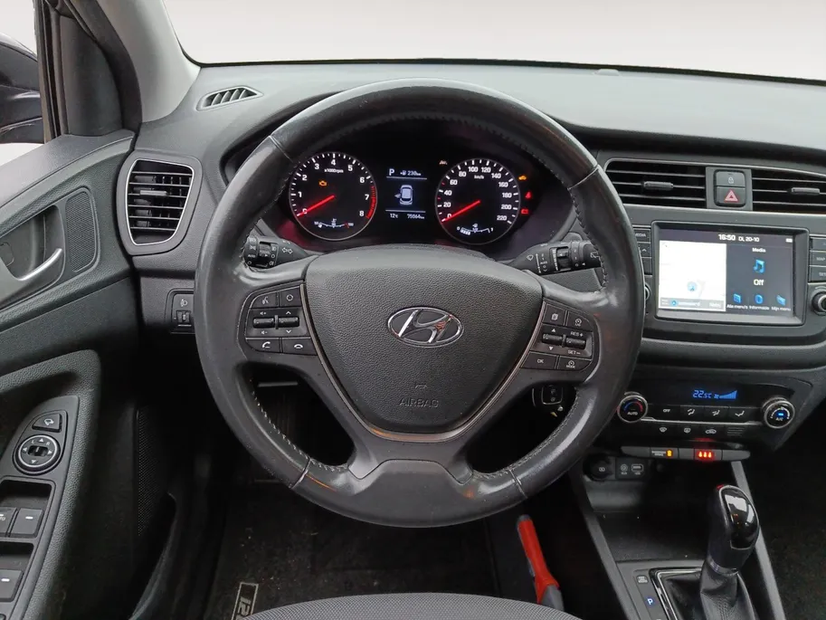 Hyundai i20 1.0 T-GDI Comfort Automaat | All weatherbanden | Trekhaakl | Navigatie | Camera |