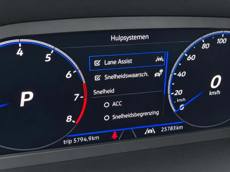 Volkswagen T-Roc 1.5TSI/150PK R-Line Black Style · Panoramadak · Apple/Android Car Play · Navigatie · Camera · Stoelverwarming · Garantie t/m 14-07-2027