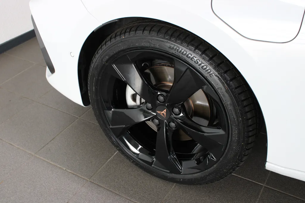 CUPRA Leon Sportstourer 1.5 TSI e-Hybrid Business PHEV / Stoel + Stuurverwarming / Elektr. Klep / 18' LMV / Camera / Navi /