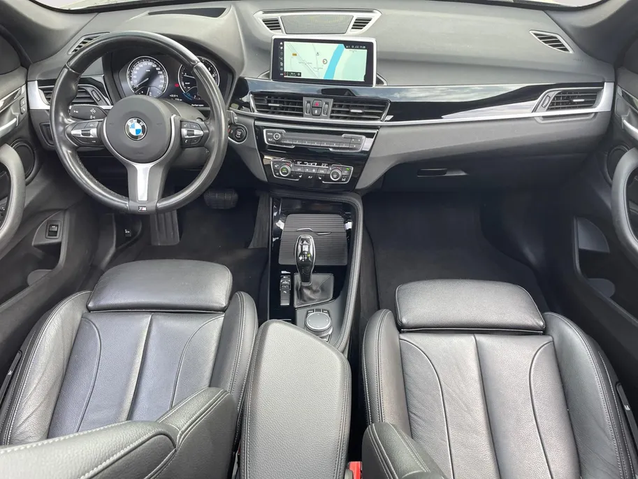 BMW X1 sDrive20i High Executive *Automaat*Navi*Camera*Schuif/kanteldak*Climate Control*Stoelverwarming*Lederen bekleding*LM. Velgen*Zeer nette auto!