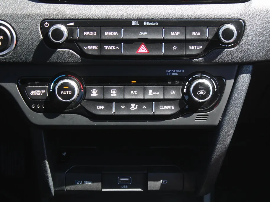 Kia e-Niro ExecutiveLine 64 kWh | Trekhaak | Warmtepomp | Stuur-/stoelverwarming + ventilatie | Leer | Camera | Stoelgeheugen | Dodehoek detectie | LED | 17' LM |