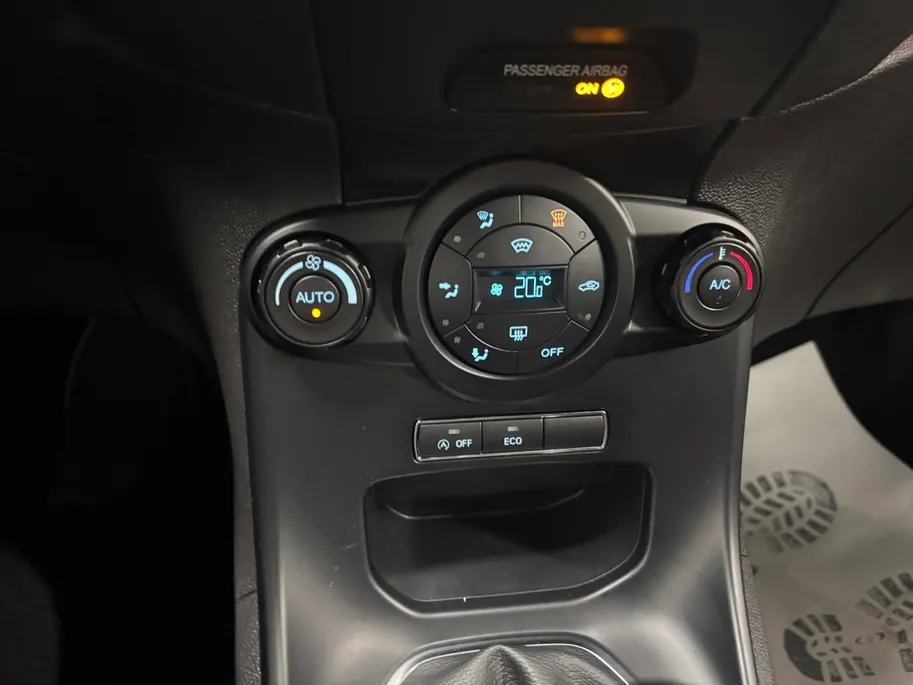 Ford Fiesta 1.0 EcoBoost ST Line NAVI AIRCO CRUISE CONTROLE LM VELGEN SPORTPAKKET ZEER DIKKE FIESTA VOLLEDIG ONDERHOUDEN VAN EEN LIEFHEBBER GEWEEST