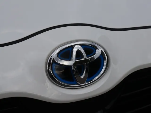 Toyota Yaris 1.5 Hybrid Dynamic Limited | Stoelverwarming | Keyless | 17 inch | All Seasons