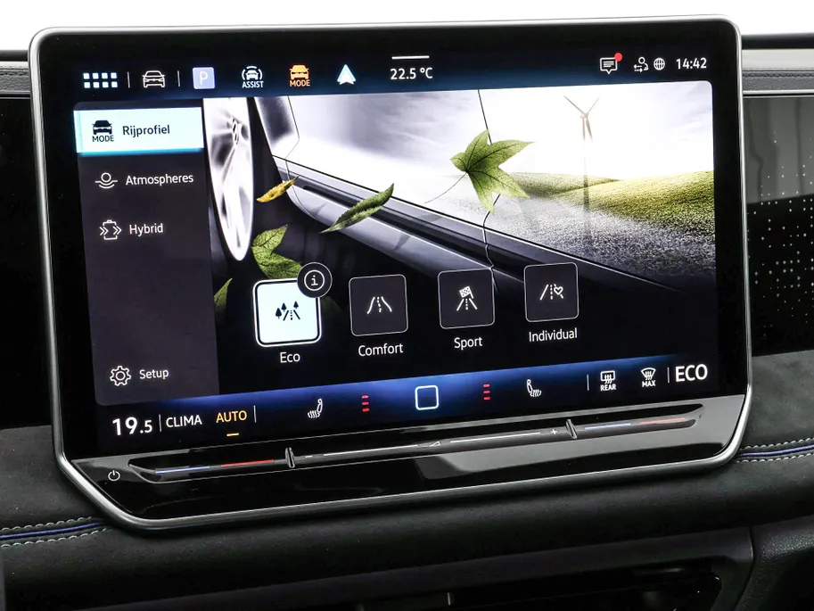 Volkswagen Tiguan R-Line 1.5 eHybrid 204 PK 6 versn. DSG · Voorstoelen verwarmbaar · Sfeerverlichting · All-season banden