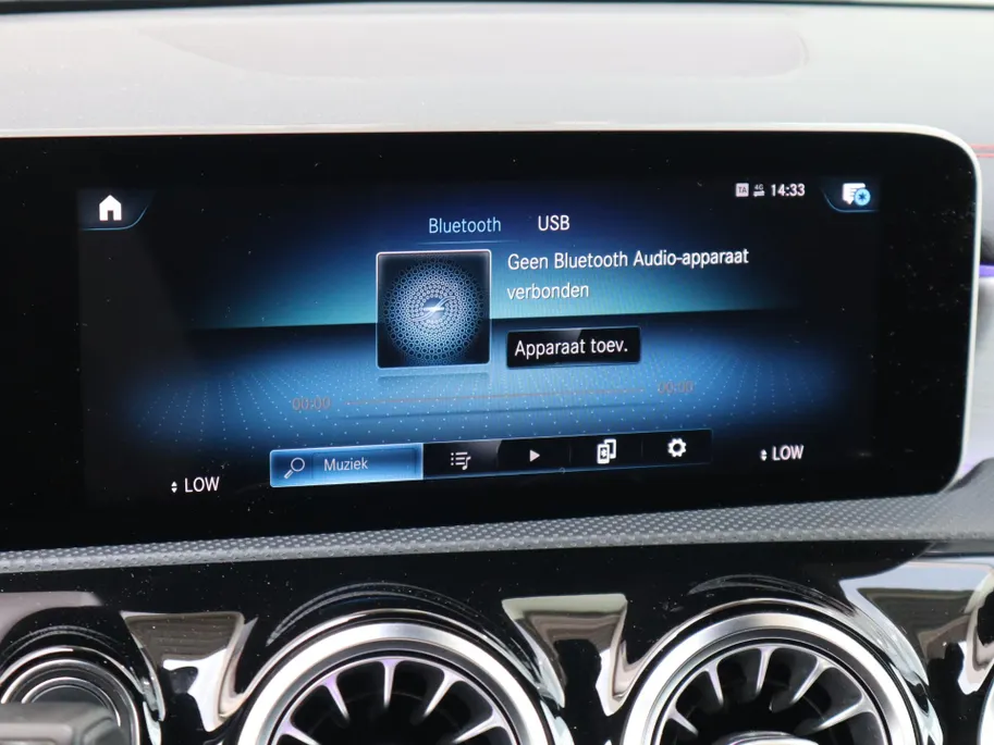 Mercedes-Benz CLA 180 Business Solution AMG l Keyless l Achteruitrijcamera l Stoelverwarming l Ambiente lichtpakket