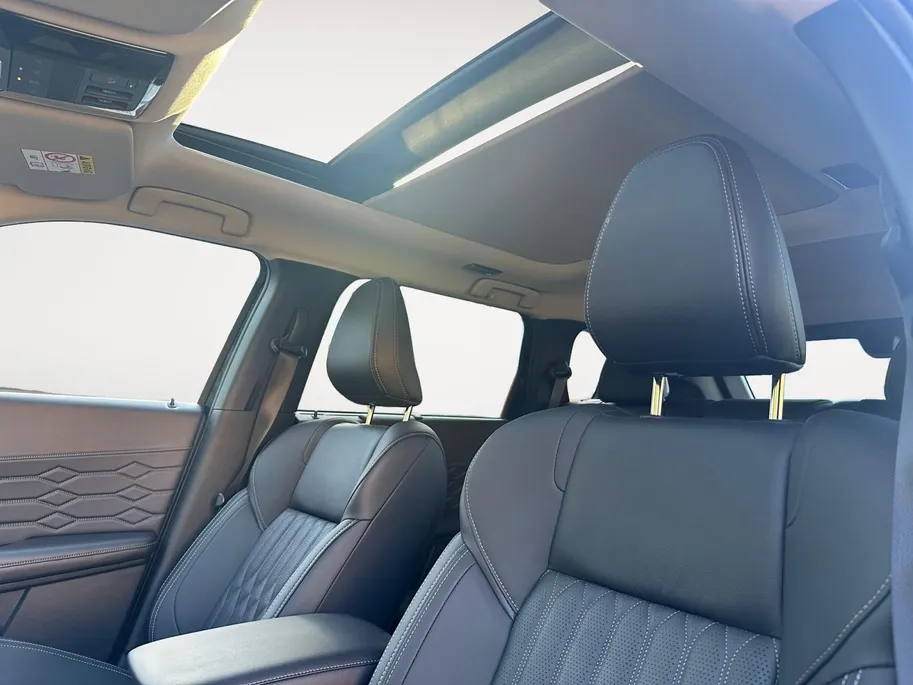 Mitsubishi Outlander 2.4 PHEV Instyle Leer | Electrische stoelverstelling met geheugen | Trekhaak afneembaar | Head-up display | Open dak panorama | 230Volt aansluiting in kofferruimte