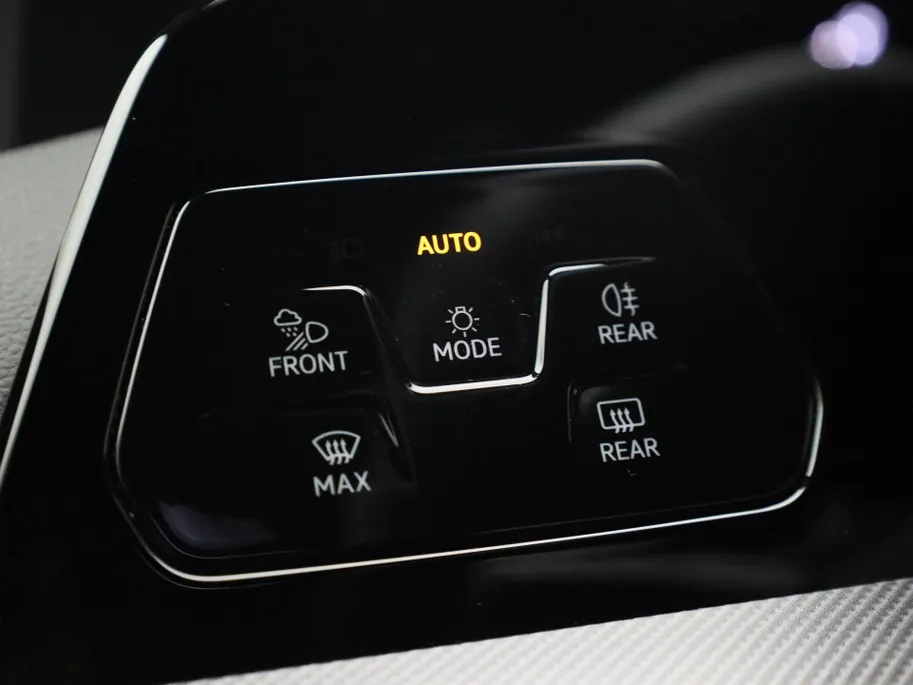 Volkswagen Golf 1.5eTSI/150PK R-Line Black Style DSG · Navigatie · Camera + Parkeersensoren · Apple/Android Car Play · Garantie t/m 18-11-2026  · EXTRA INRUILKORTING ·
