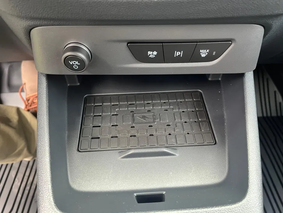 Ford E-Transit Courier Limited 44 kWh 136 pk | DEMO | Adaptive cruise control | Achteruitrij camera | Verdiepte tussenwand | Trekhaak | Navigatie | Direct leverbaar!