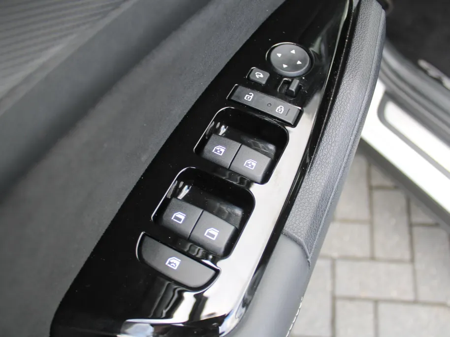 Kia Sportage 1.6 T-GDi Hybrid GT-Line | Stuur-/stoelverwarming | Elek. stoelverstelling + achterklep | Schuifdak | 18' LM | Cruise adapt. | Camera |