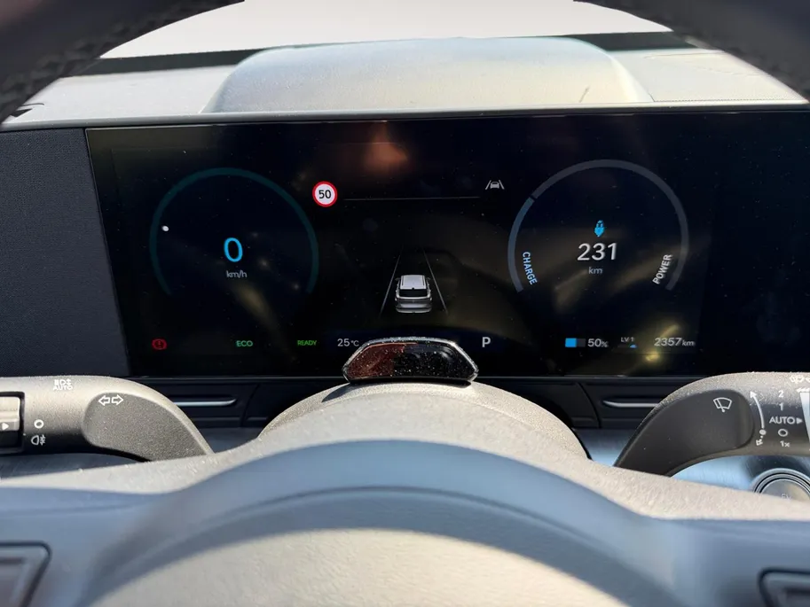 Hyundai Kona Electric Comfort Smart 64.8 kWh | TWO TONE | APPLE CARPLAY / ANDROID AUTO | SNELLADEN | PARKEERHULP | incl fabrieksgarantie!