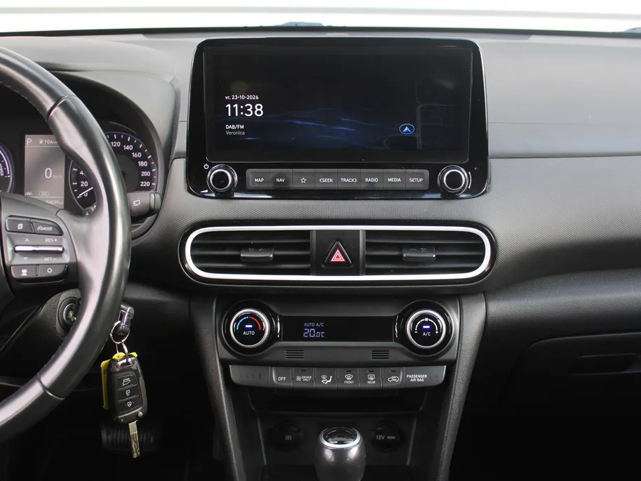 Hyundai Kona 1.6 GDI HEV Comfort | Trekhaak | Camera | 16' LM | Cruise adapt. | Navi | Apple Carplay/Android Auto | Clima | All seasons |