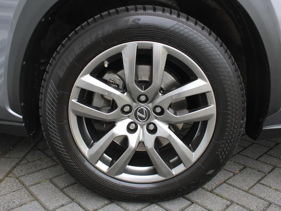 Lexus NX 300h AWD Sport Edition | Luxury + Safety Pack | Stuur-/stoelverwarming | Schuif-/kantel dak | Draadloze lader | 18' LM | Camera | Cruise adapt. |