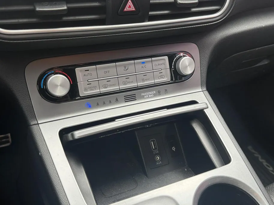 Hyundai Kona EV Premium 64 kWh | Achteruitrijcamera | Head Up Display | Dodehoek Detectie | Lederen Bekleding | Climate Control |