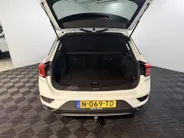 Volkswagen T-Roc 110PK TSI Style | Trekhaak 1300KG Trekgewicht | Navigatie | Cruise Control Adaptief | Climate Control | Camera | Parkeersensoren | Lichtmetalen Velgen | Armsteun |
