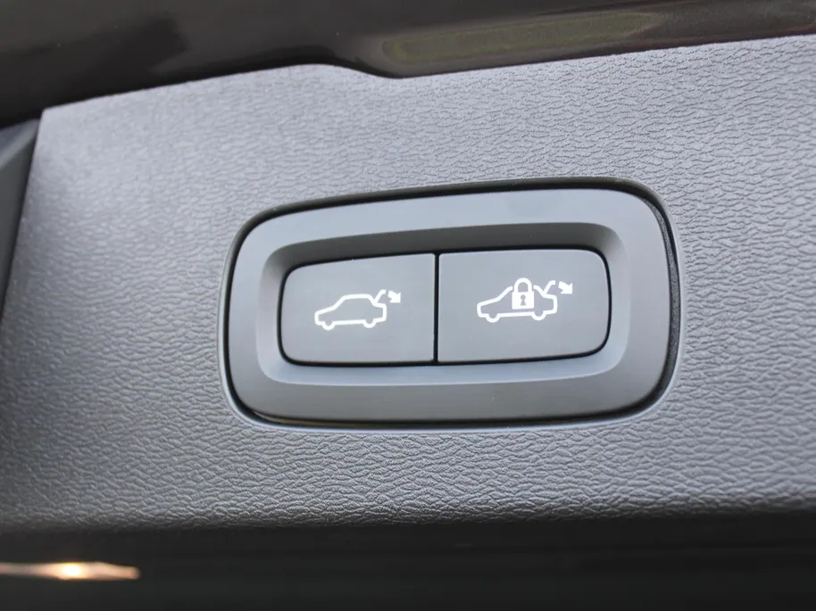 Volvo V60 2.0 T6 Plug-in hybrid AWD Plus Dark | Nappaleder | Trekhaak | HK audio | Schuifdak | Stuur-/stoelverwarming | Adap. Cruise | Dodehoek detectie | Geheugenstoelen | 360 Camera |