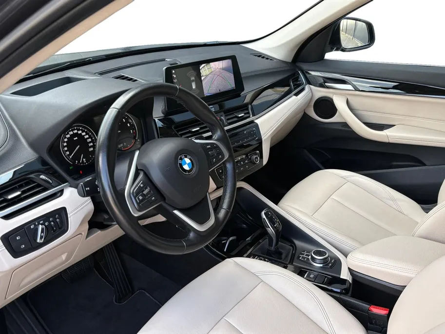 BMW X1 sDrive20i VDL Nedcar Edition | Trekhaak | Camera | Leder | Head-Up Display | Navi | Stoelverwarming | Elektrische achterklep | LED | 12 maanden Bovag Garantie