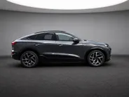 Audi Q6 e-tron S edition 306pk performance 100 kWh · Panoramadak · Luchtvering · Trekhaak · 360 Camera · Warmtepomp · Head-Up · Elek. Voorstoelen · 21'' Inch · 24-11-2030 of 100.000km