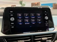 Volkswagen T-Roc 1.0TSI/115PK Life Edition · Apple/Android Car Play· Camera + Parkeersensoren · Keyless · 27-06-2028 of 100000km.