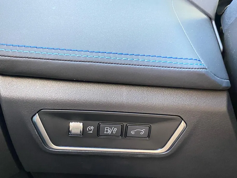 Lynk & Co 01 1.5 PHEV 260pk Black Pack | NL Auto | Zwarte hemel | Trekhaak | Panodak | Stoelverwarming | LED | Etc.