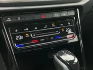 Volkswagen T-Roc 1.5TSI/150PK R-Line Business+ · Panoramadak · Trekhaak · Camera · Apple/Android Car Play · Navigatie · Stoelverwarming · Garantie t/m 09-10-2027 of 100000km.