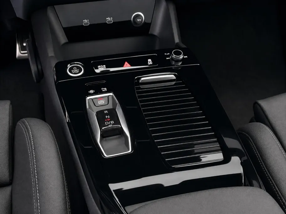 Audi Q6 e-tron S edition performance 100 kWh 306 PK · Tech pro · Glazen panoramadak · Trekhaak elek. wegklapbaar · Optiekpakket zwart