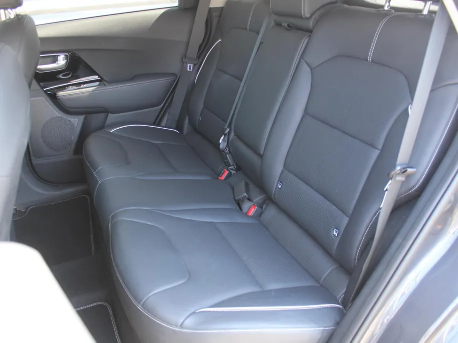 Kia e-Niro ExecutiveLine 64 kWh | Trekhaak | Warmtepomp | Stuur-/stoelverwarming + ventilatie | Leer | Camera | Stoelgeheugen | Dodehoek detectie | LED | 17' LM |