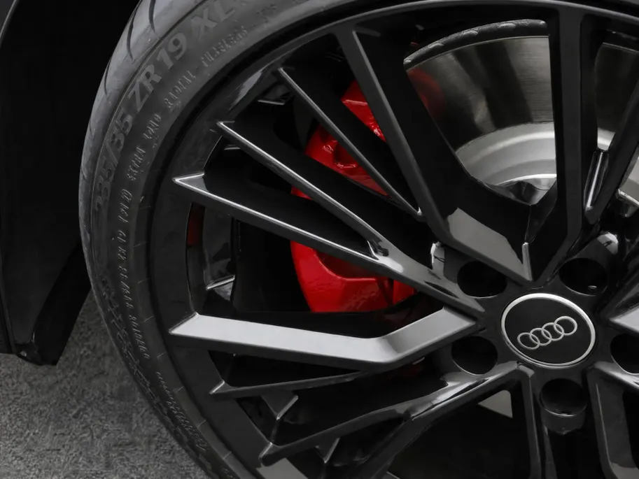 Audi A3 Sportback 45 TFSI e S edition Competition Panoramadak · SONOS Sound System · 19'' lichtmetalen velgen · Sportstoelen alcantara · MEGA Sale