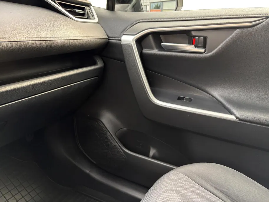Toyota RAV4 2.5 Hybrid Active Trekhaak afneembaar , climate , navi , cruise , camera , lm velgen .