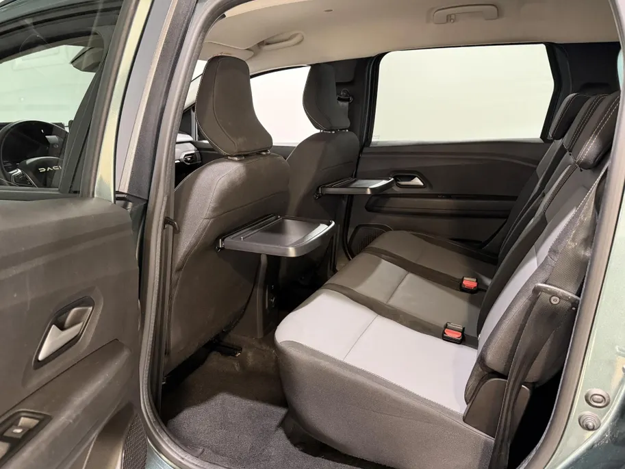 Dacia Jogger 140PK Hybrid Extreme 7p. Automaat | 7 Zitplaatsen | Camera | Parkeersensoren | Apple CarPlay/Android Auto | Digital Cockpit | Cruise Control | Lichtmetalen Velgen | Licht & Regen Sensor | Full LED |