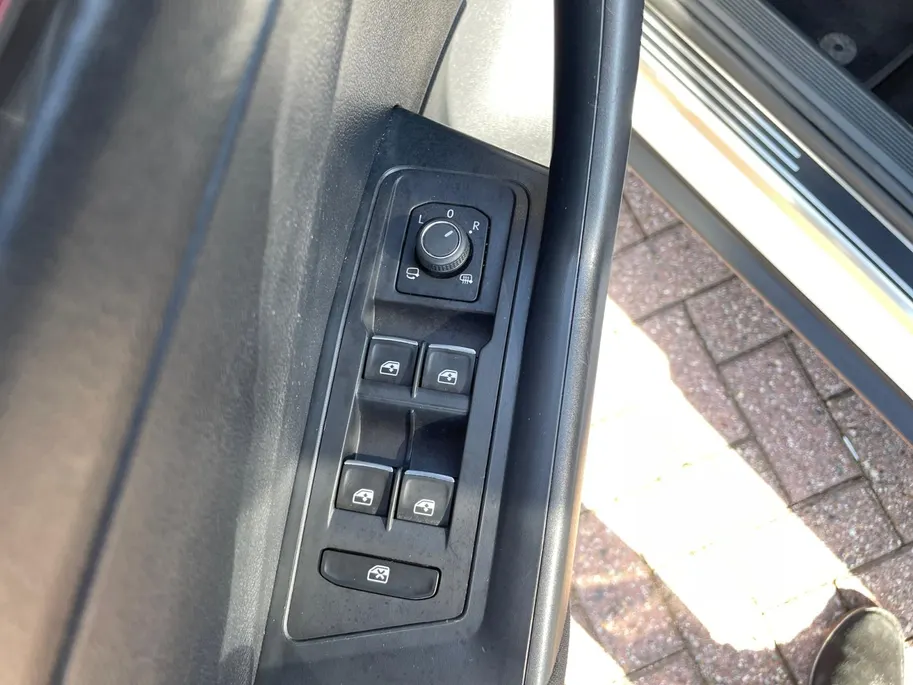Volkswagen T-Roc 1.5 TSI Sport | AUTOMAAT | TREKHAAK | STOELVERWARMING | LM VELGEN | NAVIGATIE |