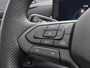 Volkswagen T-Roc 1.5 eTsi 150pk DSG R-Line First Edition · Camera · Wegklapbare Trekhaak · Stoelverwarming · Dodehoek Detectie · Elek. Achterklep · 19'' Inch · Garantie t/m 08-03-2030 of 100.000km