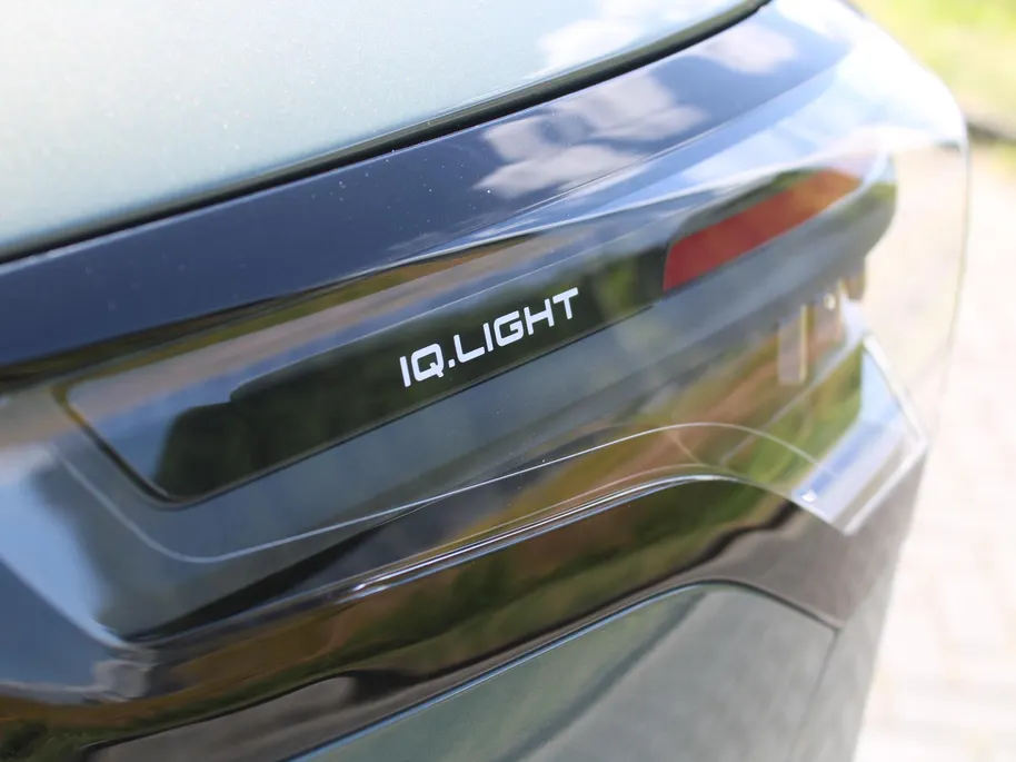 Volkswagen Tiguan 1.5 eHybrid R-Line Edition | Elek. trekhaak | Schuifdak | Stuur-/stoelverwarming + massage | Camera | 20' LM | HUD | LED | Dodehoek detectie | Nieuwstaat | BTW auto |