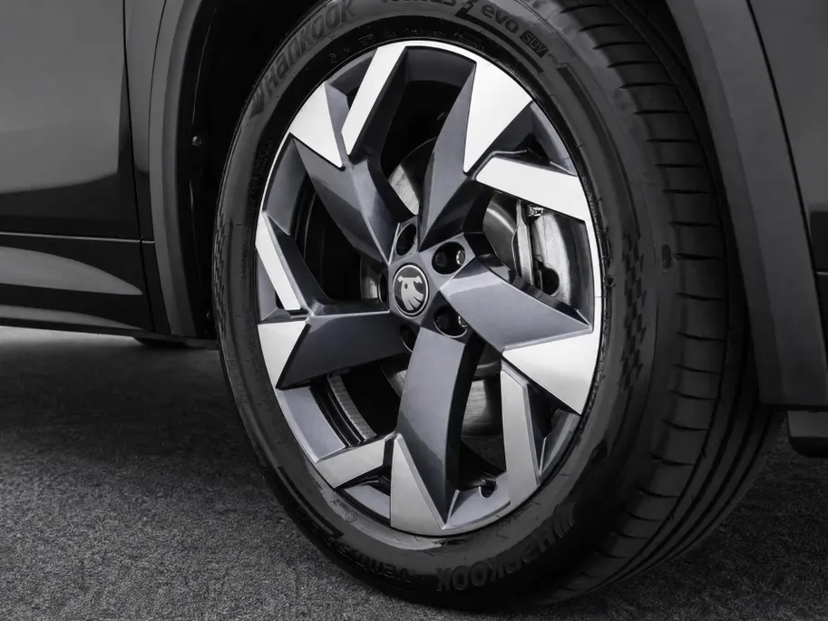 Škoda Kodiaq Sportline Business 1.5 TSI PHEV 150 kW / 204 PK | Black Magic | 19'' tirsuli aero velgen | Trekhaak wegklapbaar | 2000,- inruilvoordeel