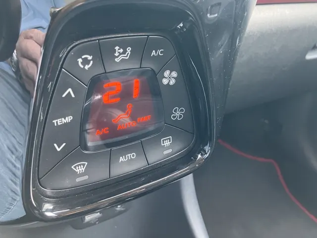 Toyota Aygo 1.0 VVT-i x-clusiv | Leder | Apple CAR Play VERKOCHT