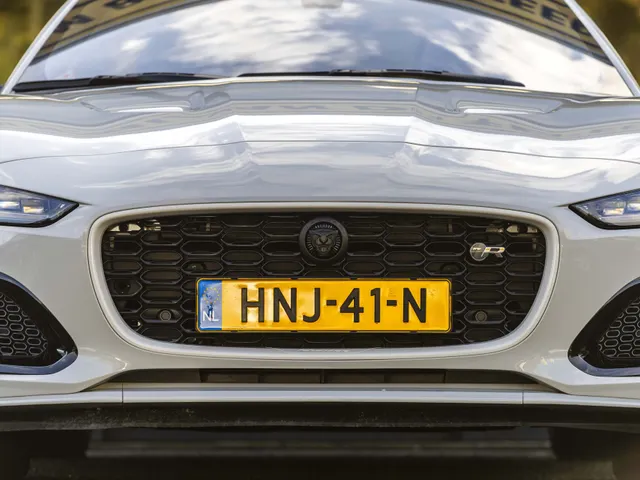 Jaguar F-TYPE P575 AWD R 75
