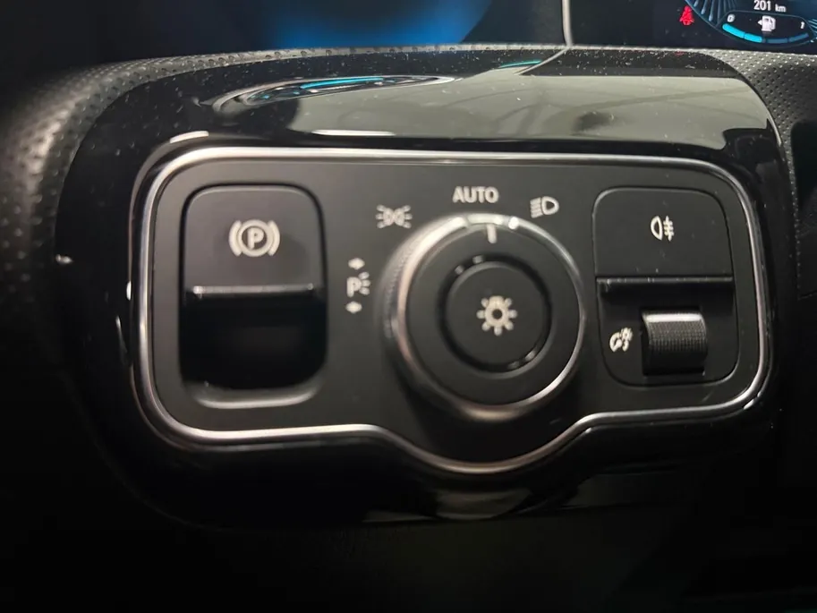 Mercedes-Benz A-Klasse 200 Launch Edition Premium AUTOMAAT AMBIENT LIGHT NAVI AIRCO CAMERA CRUISE CONTROLE AMBIANCE VERLICHTING APPLE CARPLAY ANDRIOD AUTO AMG PAKKET ZEER MOOIE AUTO