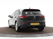 Volkswagen Golf 1.0 eTSI 110pk DSG Life · Camera · Apple/Android Car Play · Sfeerverlichting · P-Sensoren · Navigatie · 16'' Inch · Garantie t/m 04-02-2028 of 100.000km  · EXTRA INRUILKORTING ·