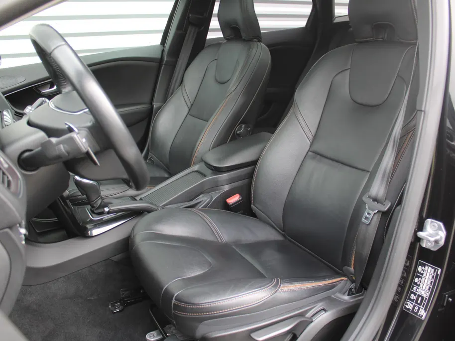 Volvo V40 Cross Country 1.5 T3 Dynamic Edition | Trekhaak | 17' LM | Panoramadak | Leer | PDC v+a | Camera | Stoel-/voorruitverwarming | HK audio |