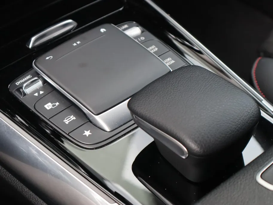 Mercedes-Benz GLA 200 Business Solution AMG l Trekhaak l Keyless l Panoramadak l Ambiente lichtpakket
