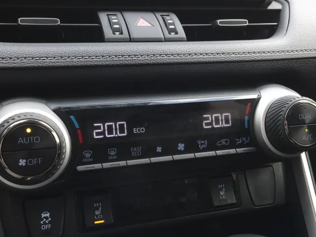 Toyota RAV4 2.5 Hybrid AWD Style | Trekhaak | PDC v/a | Stuur/stoel verwarm.