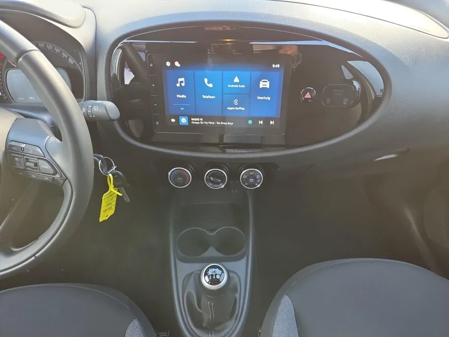 Toyota Aygo X 1.0 VVT-i MT Play | Zeer nette auto | Apple CarPlay & Android Auto | Camera | 100 % onderhouden | Fabrieksgarantie t/m 8-2034 |