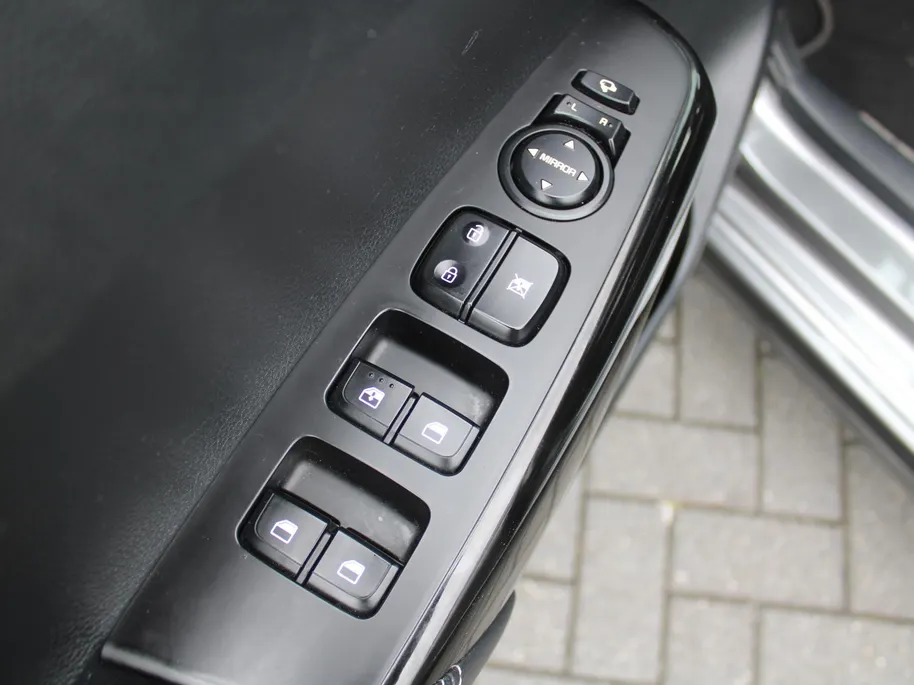 Kia Picanto 1.0 DPI GT-Line | Stuur-/stoelverwarming | Schuifdak | Camera | Dodehoek detectie | Telefoonlader | Clima | Navi | 16' LM | LED | Cruise |