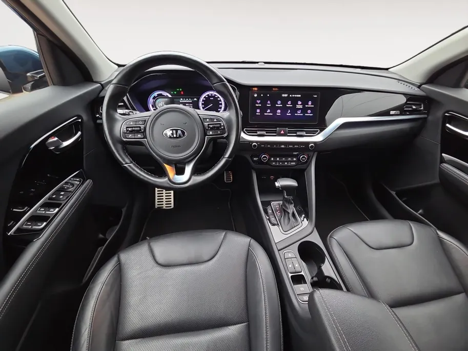 Kia Niro 1.6i Hybrid DynamicPlusLine Dealer onderhouden | Trekhaak | Stoel/stuurverwarming | Dodehoek detectie | Leder | Camera | Carplay & Android | Cruise Control Adaptief | Fabrieksgarantie t/m 23-9-2027 | NAP