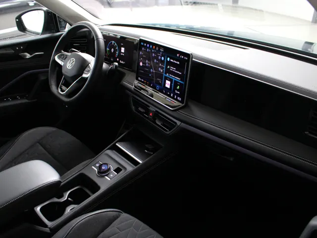 Volkswagen Tiguan 1.5 eHybrid Life Energy Navigatie | Trekhaak | 18' Velgen | 360 Camera | Stoelverwarming