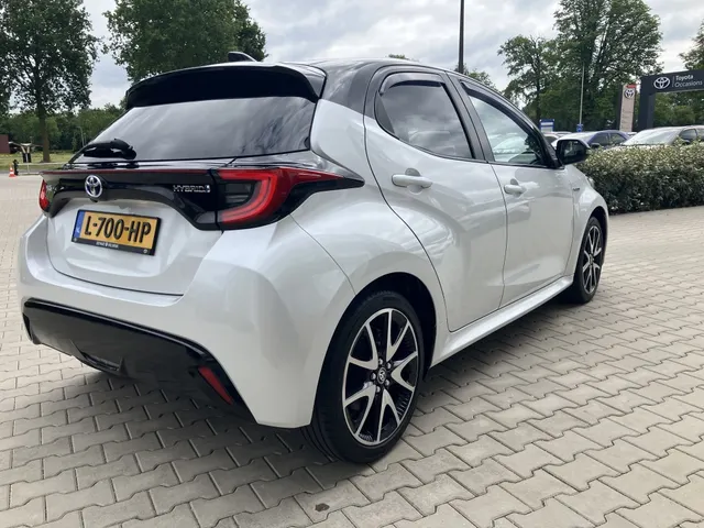 Toyota Yaris 1.5 Hybride Selection | Bi-Tone | Apple Car-play | Stoelverw