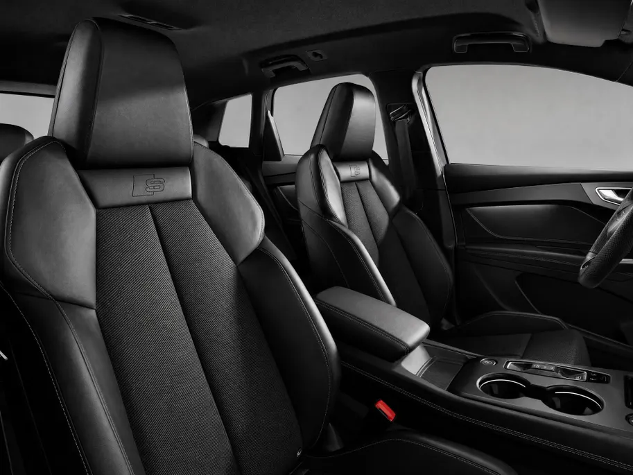 Audi Q4 Q4 S edition 204 PK · Trekhaak elek. wegklapbaar ·  Lendensteunen · Opberg- en bagageruimtepakket