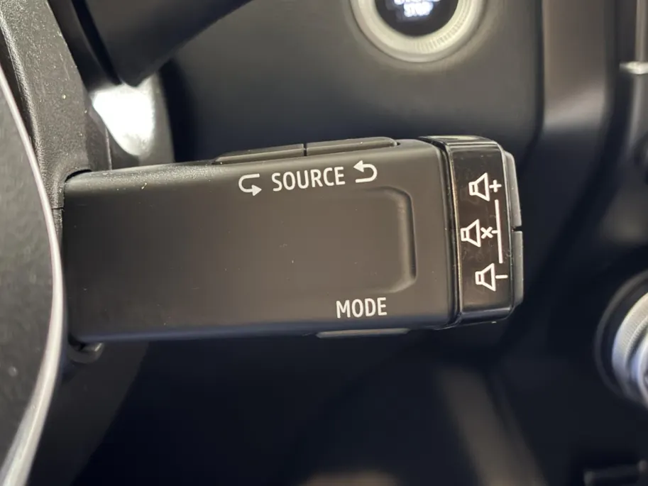 Renault Captur 90PK TCe Intens | Navi | Camera | Climate Control | Parkeersensoren | Apple CarPlay/Android Auto | Licht & Regen Sensor | Full LED | Lichtmetalen Velgen | Armsteun |