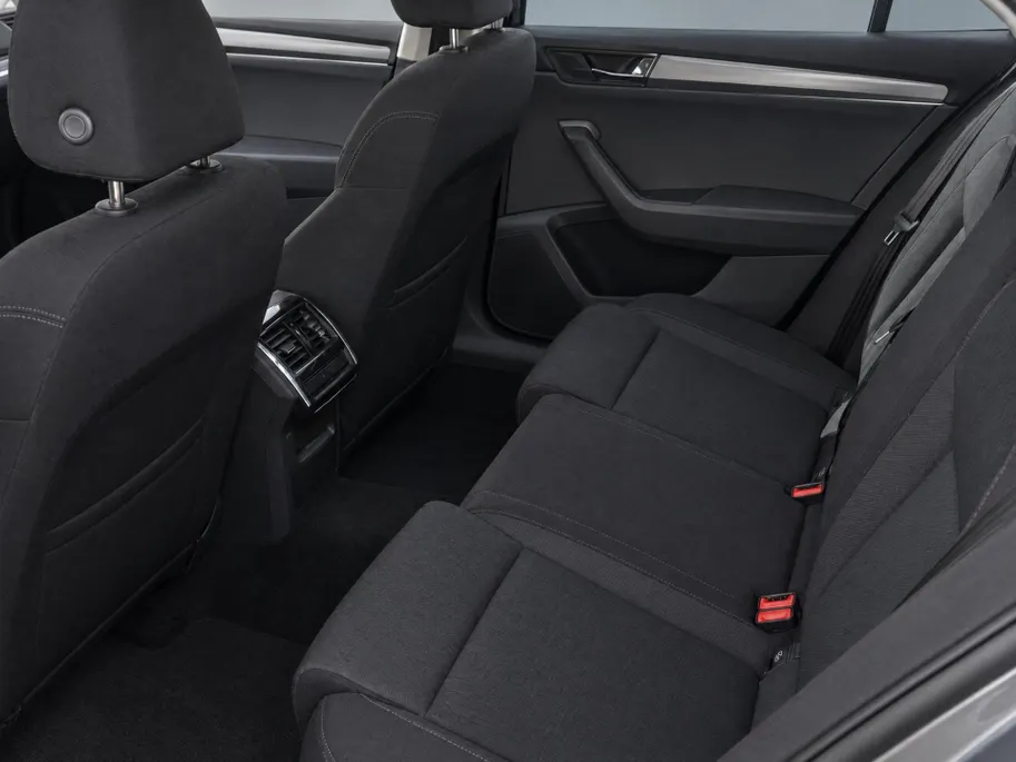Škoda Superb Combi 1.4 TSI iV 218pk DSG Business Edition Plus · Camera · Inklap. Trekhaak · Stoelverwarming · Keyless · ACC · Apple/Android Car Play · Garantie t/m 17-06-2028 of 100.000km