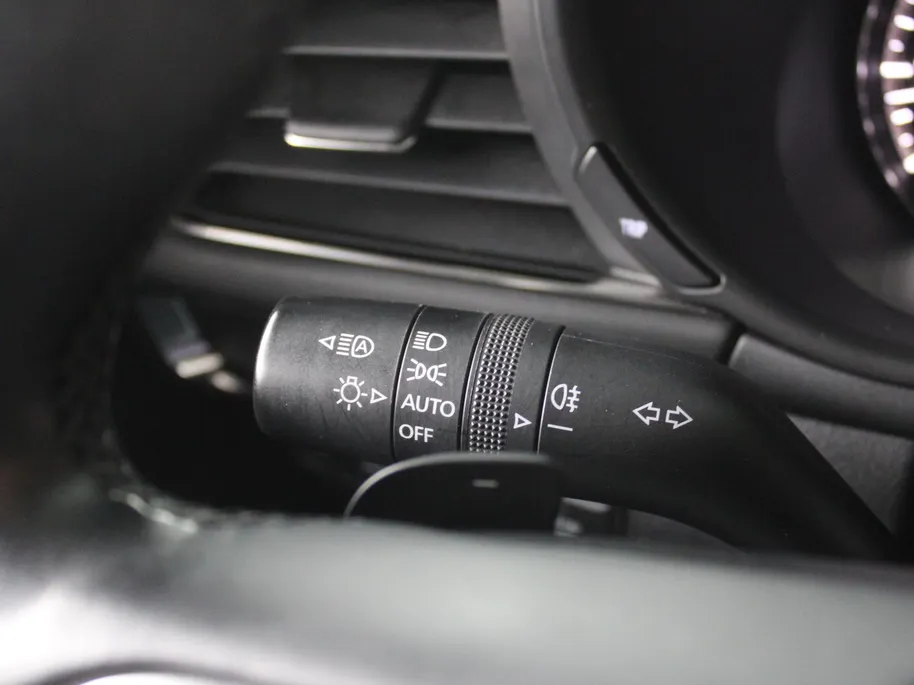 Mazda 3 2.0 e-SkyActiv-G M Hybrid 122 Luxury | Trekhaak | Stuur-/stoelverwarming | Leer | 360 Camera | Stoelgeheugen | 18' LM | HUD | LED | Cruise adapt. |
