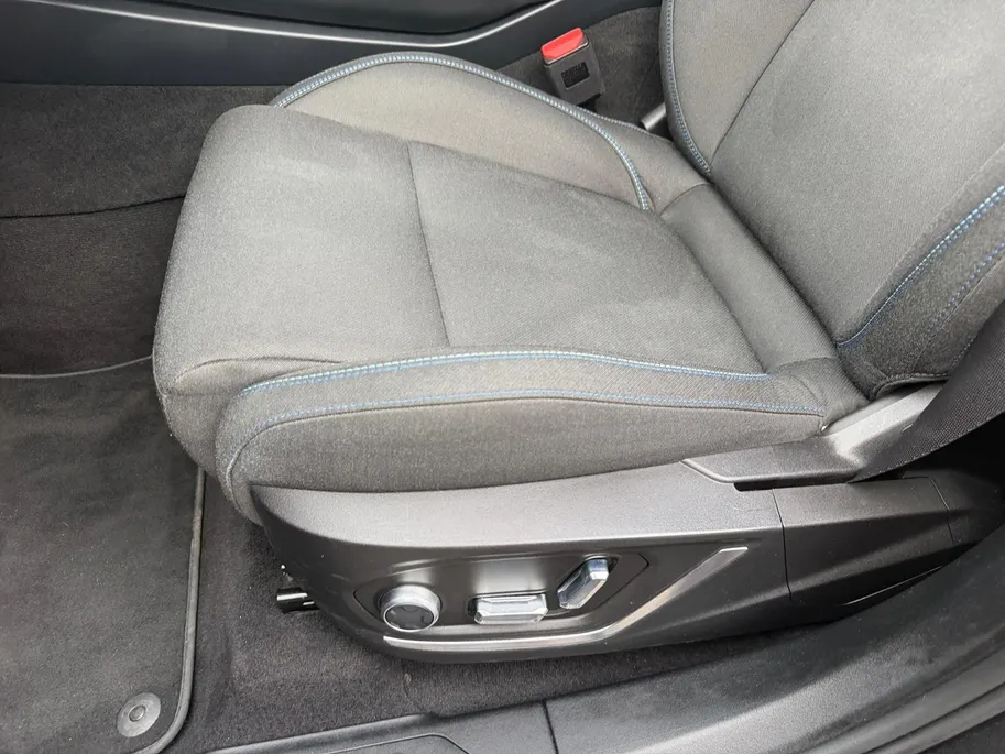 Lynk & Co 01 1.5 Apple Carplay/Android Auto , stoelverwarming , panoramadak , navigatiesysteem full map , camera 360 , elektrisch verstelb. bestuurdersstoel met geheugen , elektrisch bedienbare achterklep ,                                               lichtmetalen ve